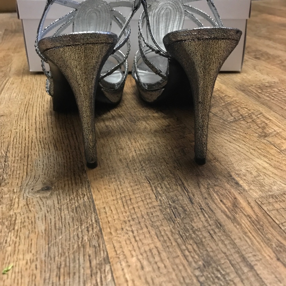 Adrianna Papell Brandy Pewter Silver Sandals 8 - Picture 5 of 8